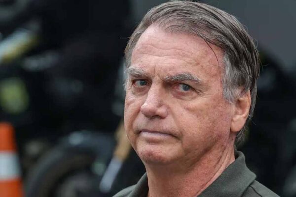 Bolsonaro tem pico de pressão e nova crise de soluços após procedimento e seguirá em tratamento