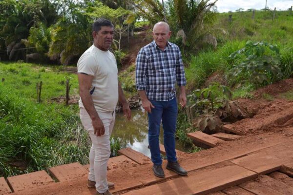 Ezequiel Neiva anuncia substituição de pontes de madeira por aduelas em travessão rural de Chupinguaia