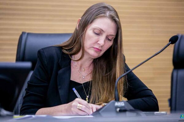 Deputada Gislaine Lebrinha garante recursos para construção de quadra coberta em escola de Guajará-Mirim