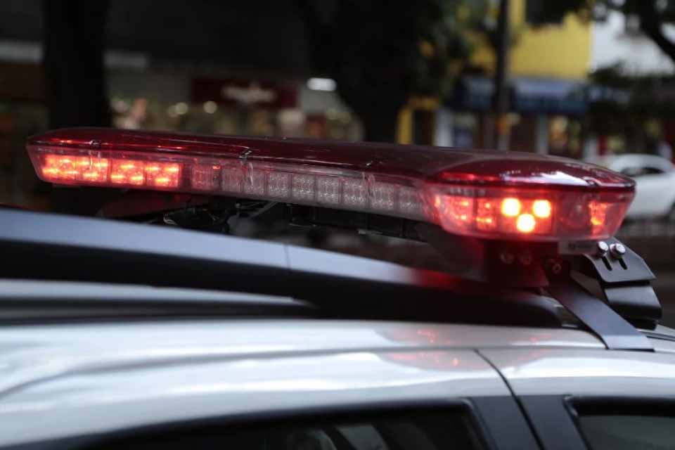 <div style="
                font-size: 18px;
                font-weight: bold;
                color: #0073aa;
                margin-bottom: 5px;
                text-transform: uppercase;
            ">BUSCA E APREENSÃO</div>Mandado judicial resulta em apreensão de drogas, dinheiro e objetos ilícitos em residência de Cacoal