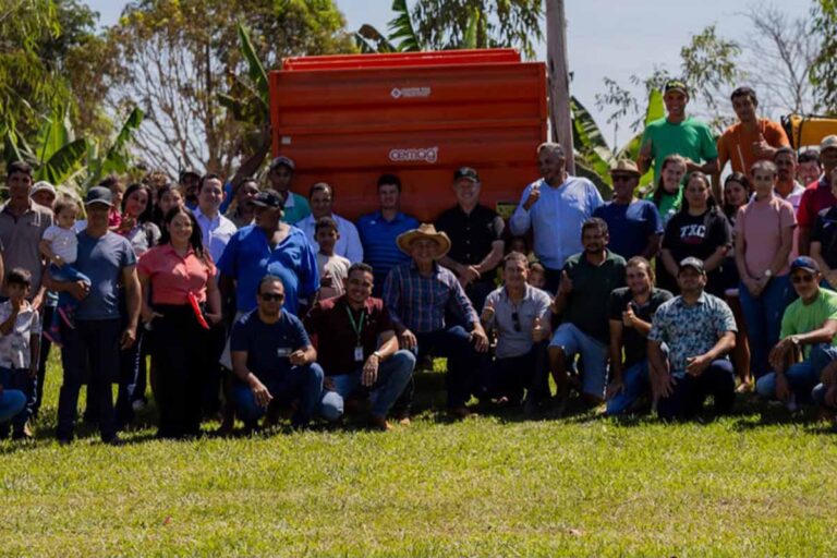 Deputado Pedro Fernandes entrega implementos agrícolas para associação de Machadinho d’Oeste