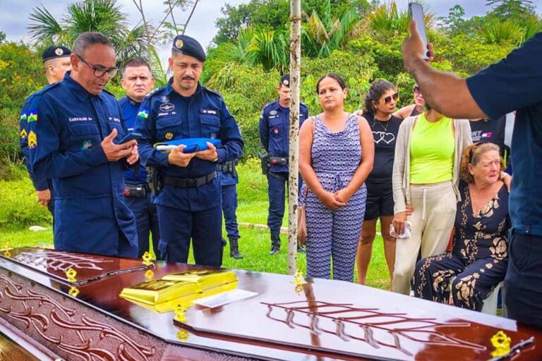 9º BPM homenageia 3º Sargento PM Schmitz durante cerimônia de sepultamento em Rondônia