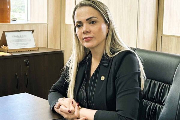 Cláudia de Jesus participa da entrega de trator à Associação Rota 153 em Ji-Paraná