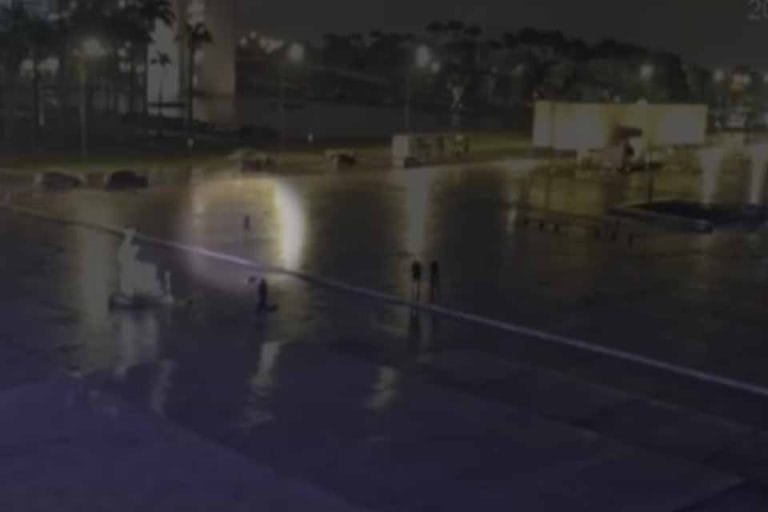 Vídeo: Assista ao momento em que terrorista tenta atacar o STF e acaba morrendo