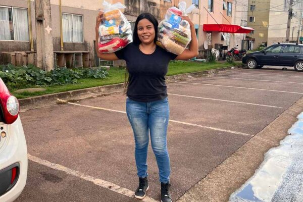 Em seu aniversário, ativista arrecada 200 cestas básicas e dá de presente a famílias carentes de Porto Velho