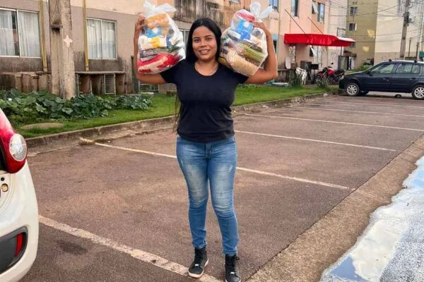 Em seu aniversário, ativista arrecada 200 cestas básicas e dá de presente a famílias carentes de Porto Velho