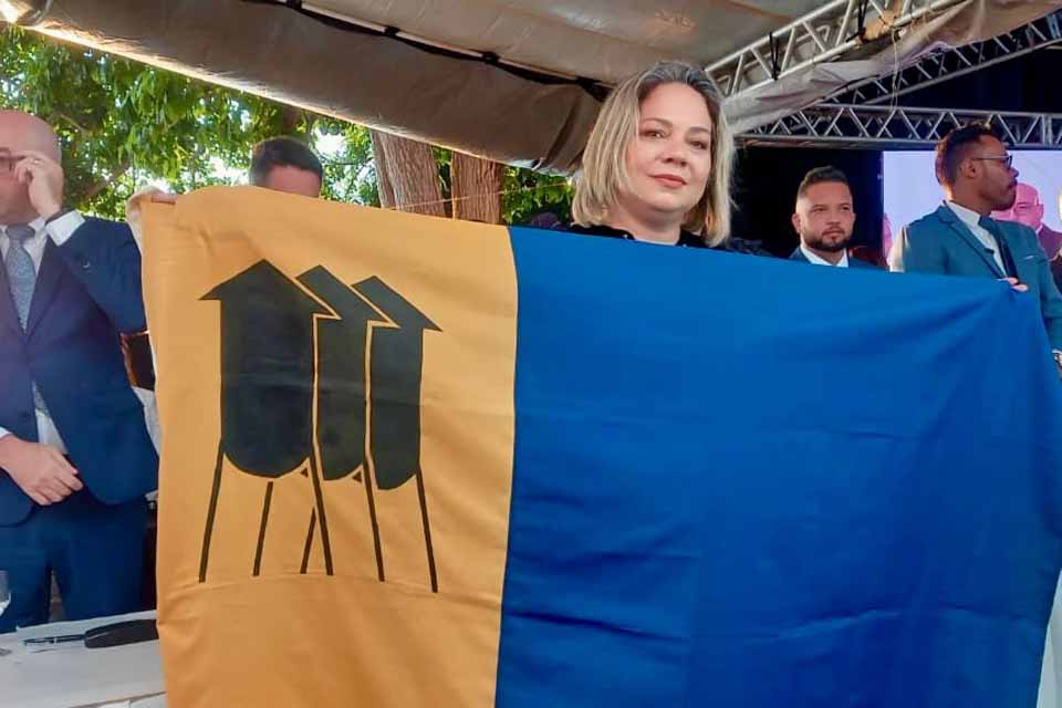 Posse do prefeito tem momento emocionante com primeira bandeira hasteada em Porto Velho