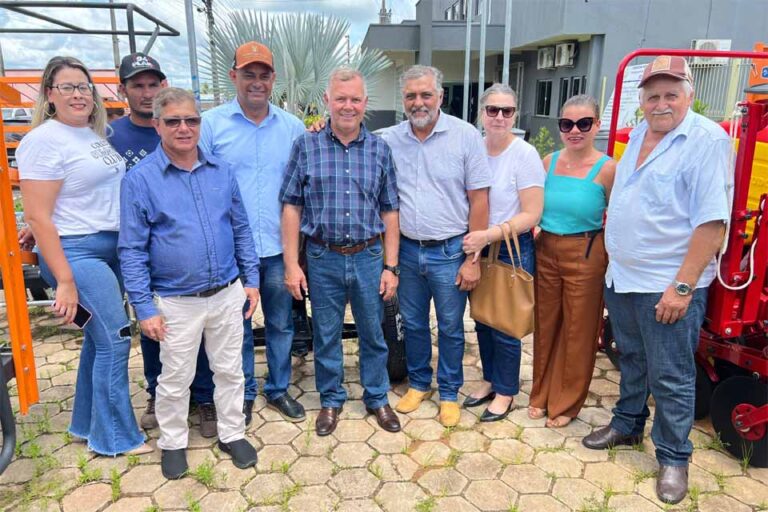 Theobroma recebe implementos agrícolas em evento liderado por Lúcio Mosquini