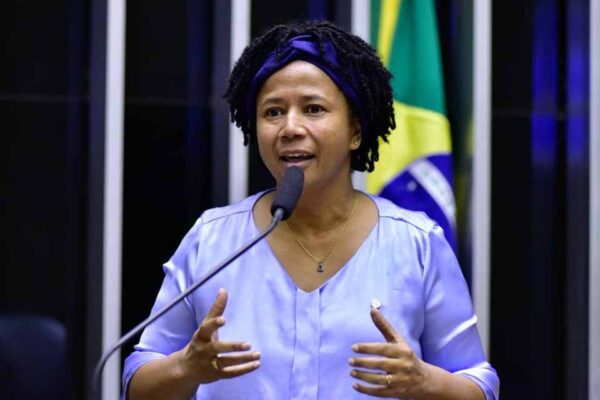 Silvia Cristina entrega R$ 200 mil para entidade em Ji-Paraná com foco em mulheres em vulneráveis