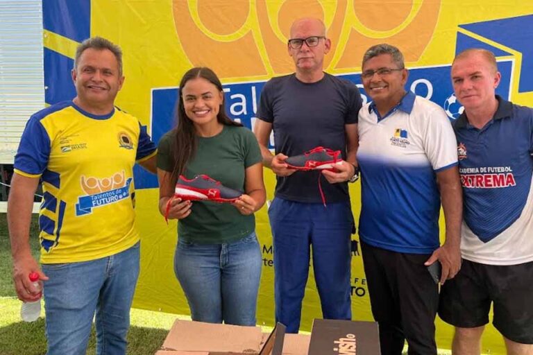Apoio ao esporte e ao futuro dos jovens de Ponta do Abunã é reforçado com entrega de chuteiras