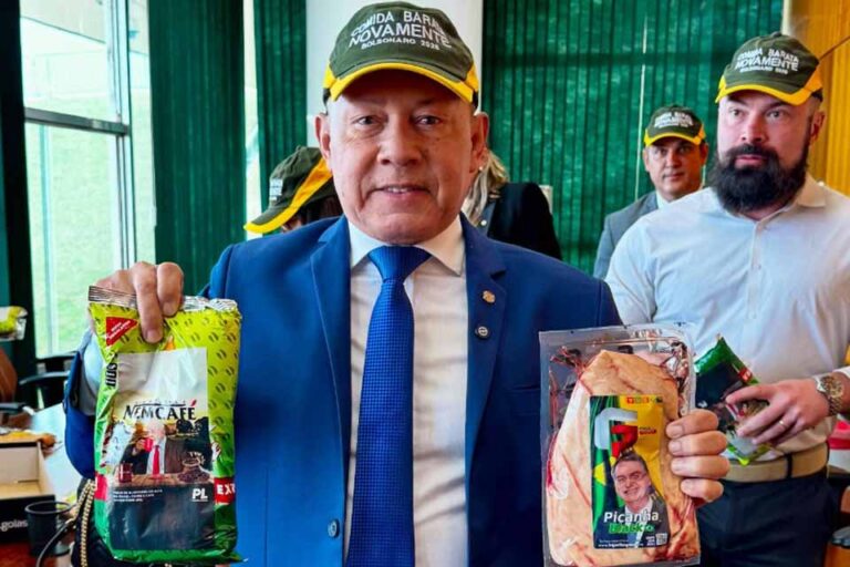 Chrisóstomo cola foto de Bolsonaro em peça de carne e promete picanha em 2026