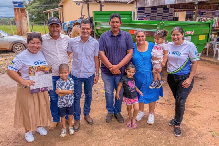 Deputado Cássio Gois entrega carreta basculante à APRAJ em Primavera de Rondônia