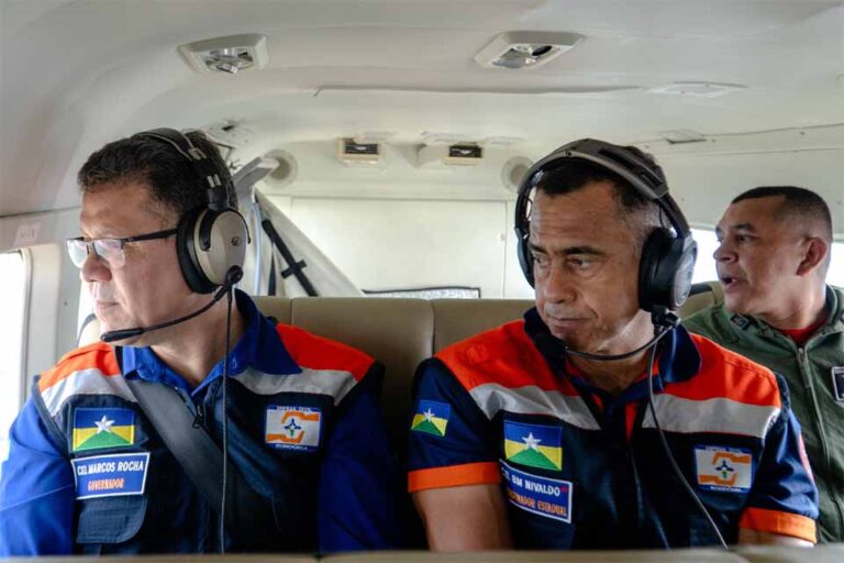 Governador sobrevoa áreas atingidas por enchentes no Baixo Madeira e BR-425 para coordenar ações emergenciais