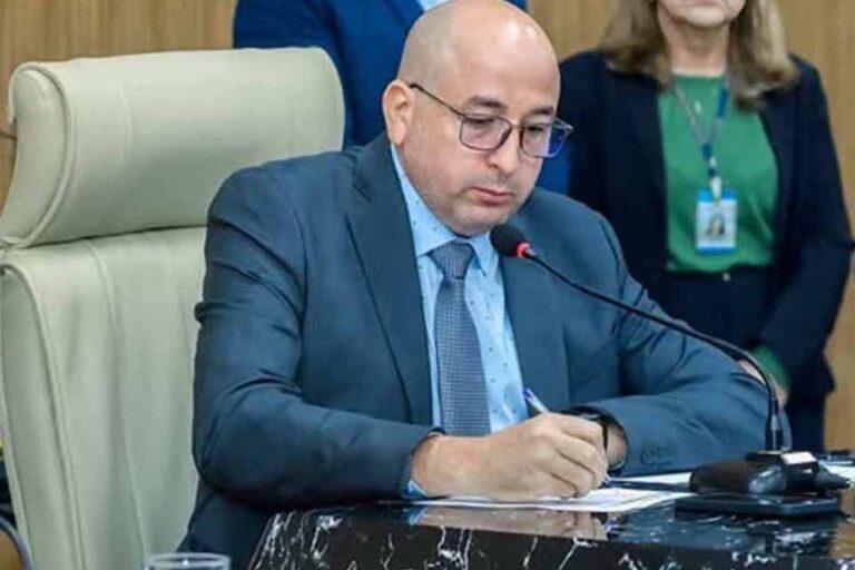 Prefeitura realiza limpeza na escola Flor do Cupuaçu após pedido do vereador Gedeão Negreiros