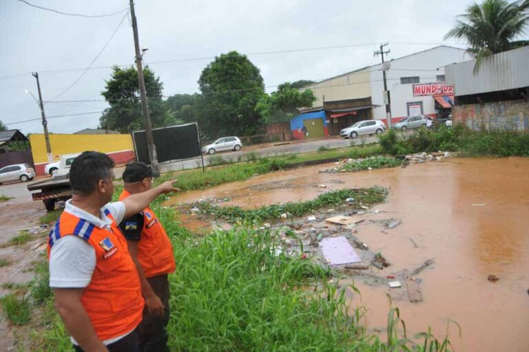 Cheia do Rio Madeira aumenta riscos à saúde em Porto Velho