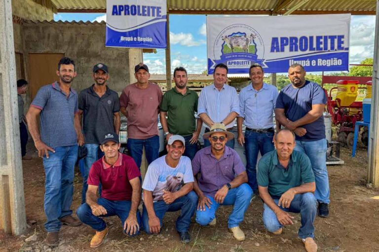 Deputado Luís do Hospital entrega tanques de resfriamento para produtores de leite de Urupá