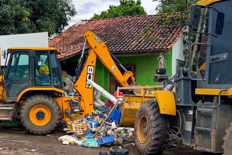 Prefeitura de Porto Velho realiza limpeza de residência no centro e retira 260 toneladas de lixo acumulado