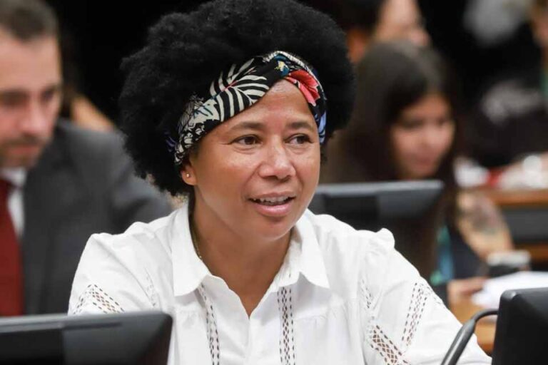 Sílvia Cristina lança programa Olhar de Amor com 50 atendimentos diários e cirurgias já marcadas