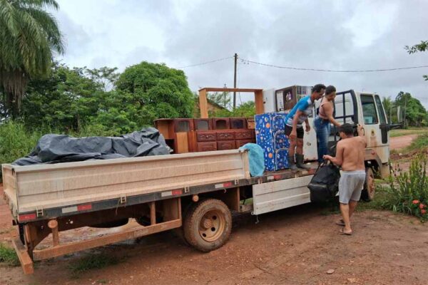 Cheia do Rio Madeira força famílias a deixar propriedades em Porto Velho