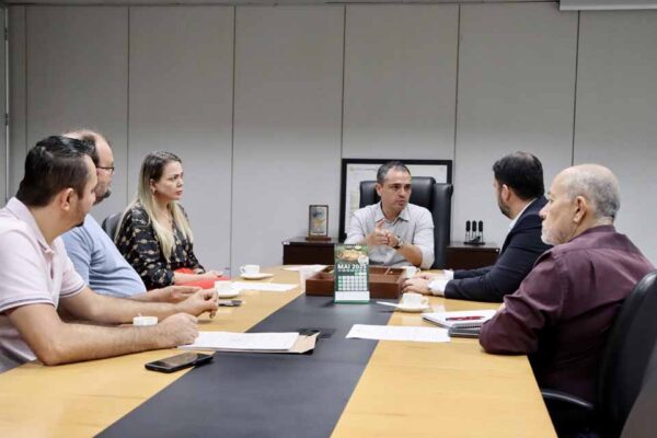Deputada Cláudia de Jesus propõe medidas para garantir empregos na Caerd