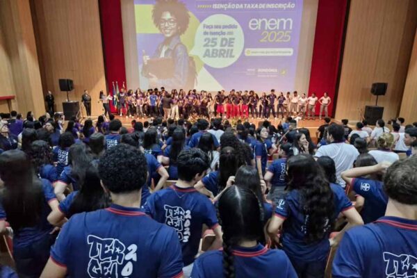 Teatro Estadual Palácio das Artes recebe 1.200 estudantes no primeiro aulão preparatório para o Enem 2025 em Rondônia