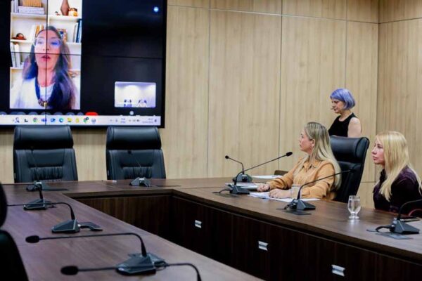 Deputada Cláudia de Jesus conduz reunião sobre enfrentamento à violência contra a mulher em Rondônia