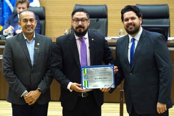 Assembleia Legislativa de Rondônia homenageia defensor público com título de Cidadão Honorário