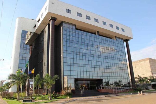 TJRO suspende descontos previdenciários de idosa e impede negativação durante ação contra banco