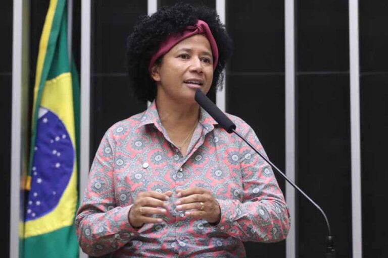 Sílvia Cristina viabiliza entrega de equipamentos de mobilidade a pacientes do Dream da Amazônia