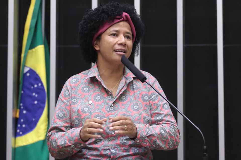 <div style="
                font-size: 18px;
                font-weight: bold;
                color: #0073aa;
                margin-bottom: 5px;
                text-transform: uppercase;
            ">ATUAÇÃO</div>Sílvia Cristina viabiliza entrega de equipamentos de mobilidade a pacientes do Dream da Amazônia