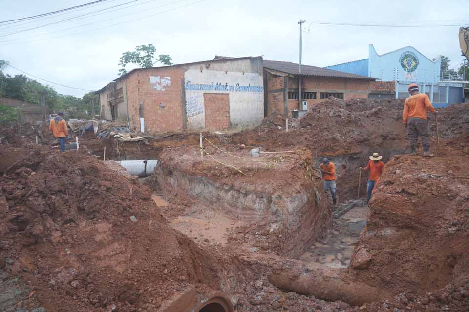 <div style="
                font-size: 18px;
                font-weight: bold;
                color: #0073aa;
                margin-bottom: 5px;
                text-transform: uppercase;
            ">INFRAESTRUTURA</div>Progresso nas obras de infraestrutura da zona Leste de Porto Velho
