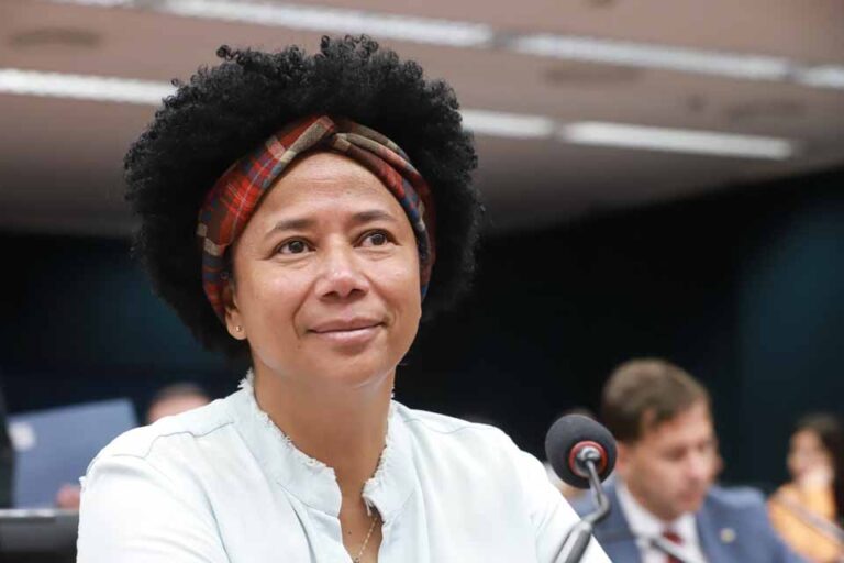 Sílvia Cristina rebate fake news e confirma assinatura na CPI do INSS