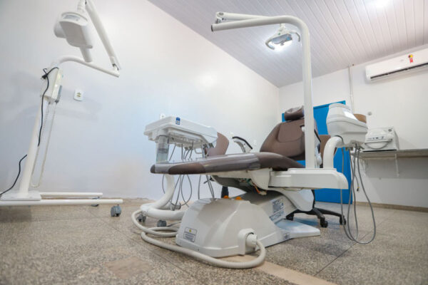 Sala odontológica equipada e van para transporte de pacientes são entregues em Jaci-Paraná