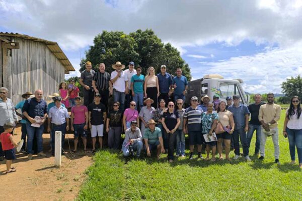Equipamentos agrícolas são entregues a agricultores familiares em Seringueiras