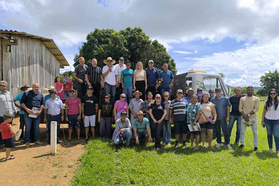 <div style="
                font-size: 18px;
                font-weight: bold;
                color: #0073aa;
                margin-bottom: 5px;
                text-transform: uppercase;
            ">INVESTIMENTO RURAL</div>Equipamentos agrícolas são entregues a agricultores familiares em Seringueiras