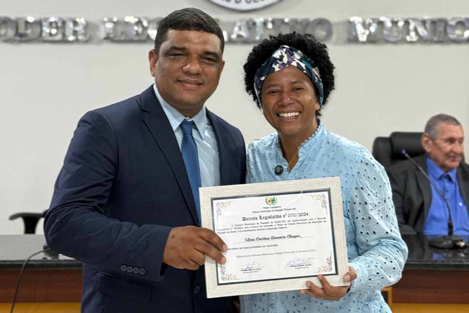 <div style="
                font-size: 18px;
                font-weight: bold;
                color: #0073aa;
                margin-bottom: 5px;
                text-transform: uppercase;
            ">RECONHECIMENTO</div>Sílvia Cristina recebe título de cidadã honorária em Espigão do Oeste durante agenda com vereadores e lideranças