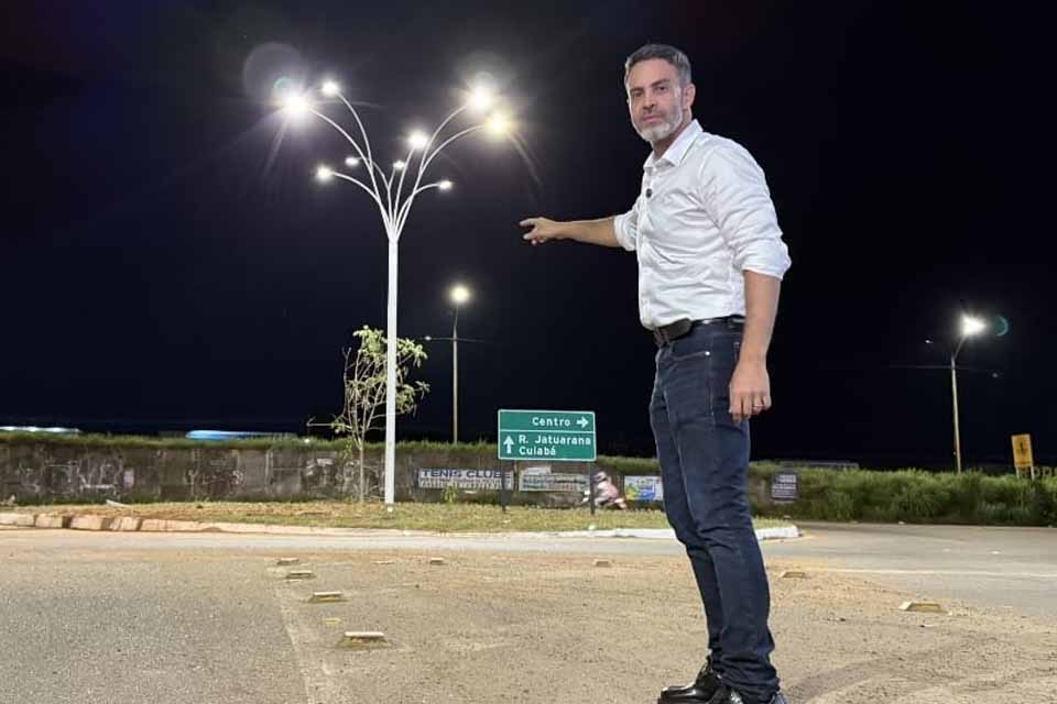 Rotatória da Rio Madeira ganha poste moderno com nove luminárias LED e passa a ter fiação subterrânea em Porto Velho