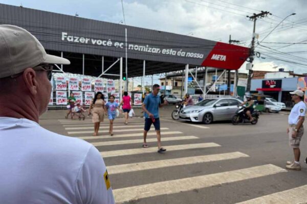 Veículos sobre faixas de pedestres continuam sendo desafio à segurança no trânsito de Porto Velho