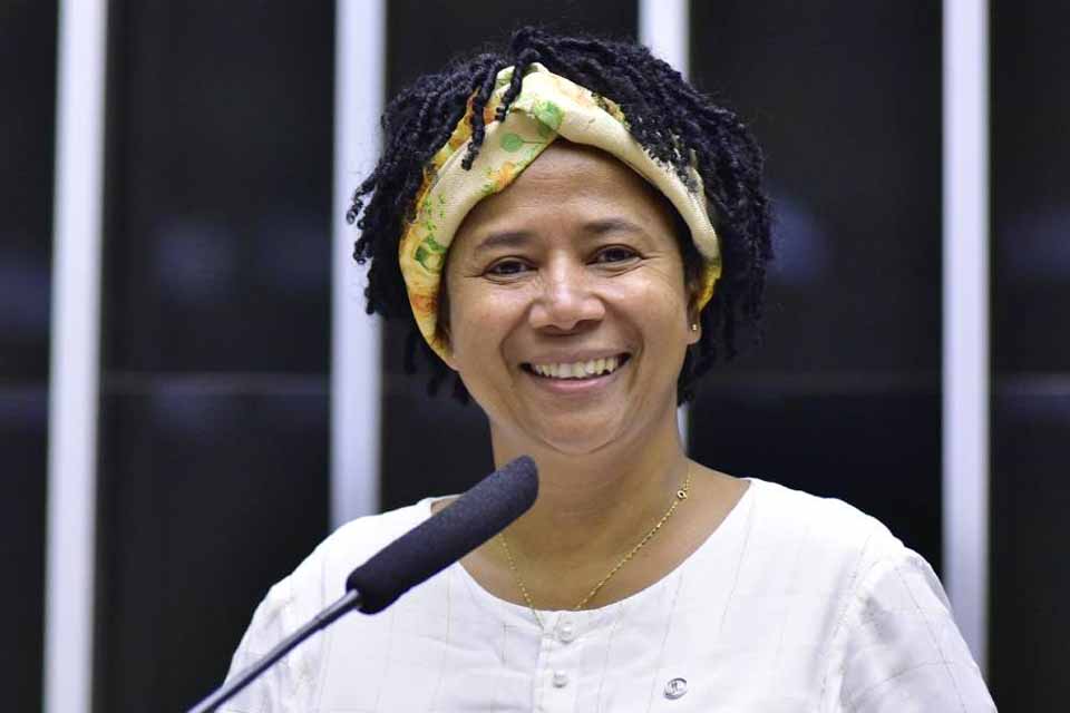 Sílvia Cristina conclui entrega de 22 motocicletas para agentes de saúde no interior de Rondônia