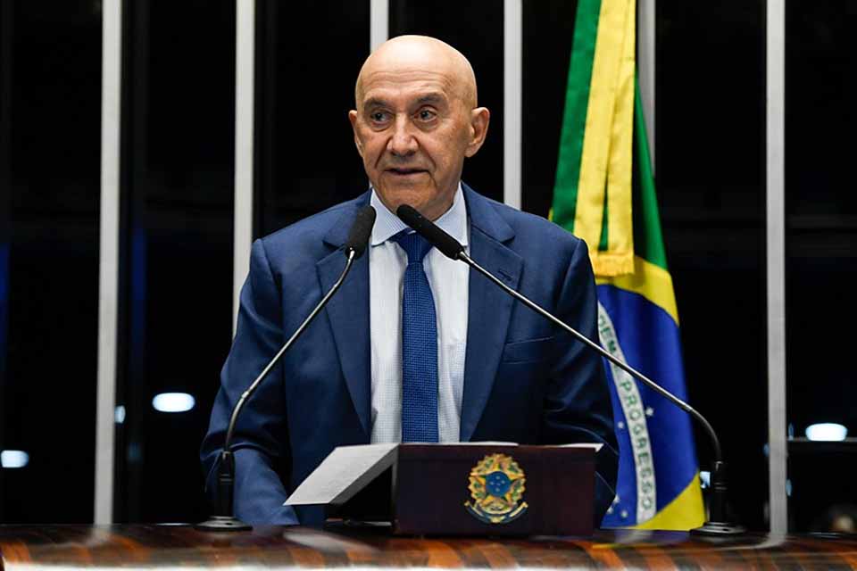 Confúcio Moura é absolvido por falta de provas em processo sobre contratos sem licitação