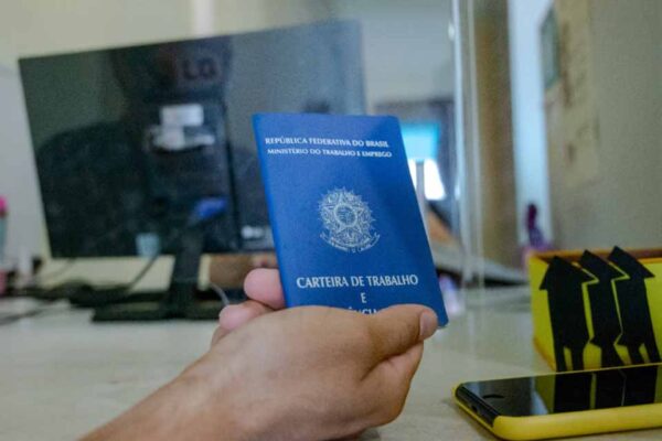 Feirão de Emprego reunirá mais de 100 empresas no Ginásio Cláudio Coutinho