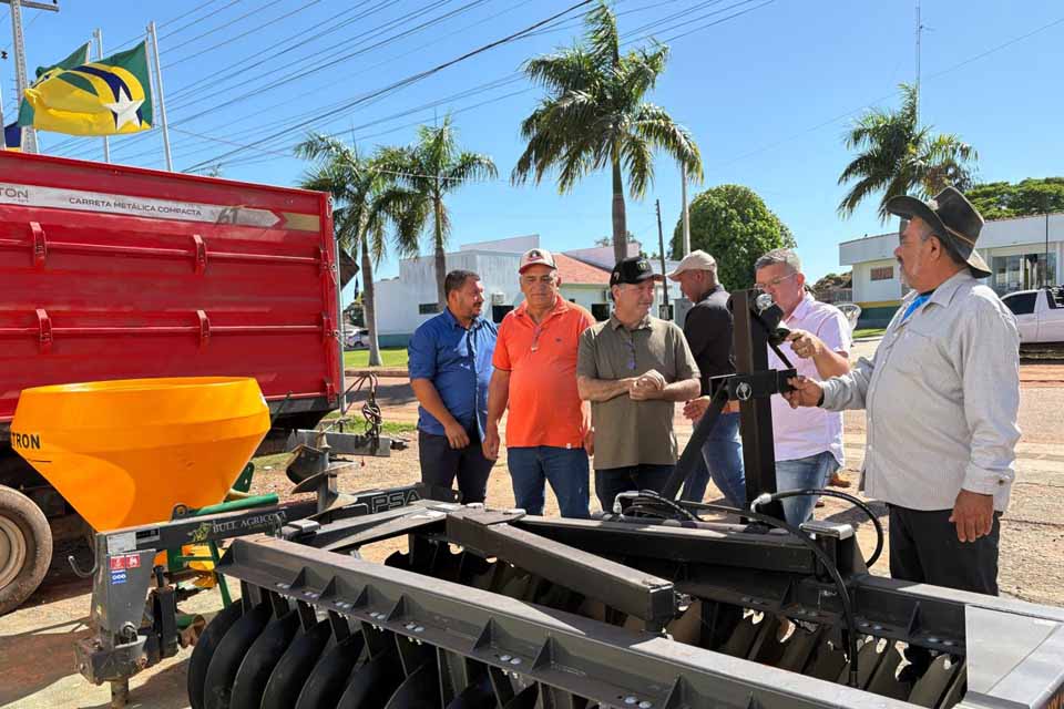 Implementos agrícolas são entregues à Secretaria de Agricultura de Castanheiras