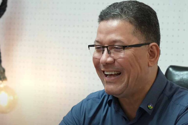 Em tom descontraído, governador de Rondônia reafirma promessa de entrega de hospital em Porto Velho