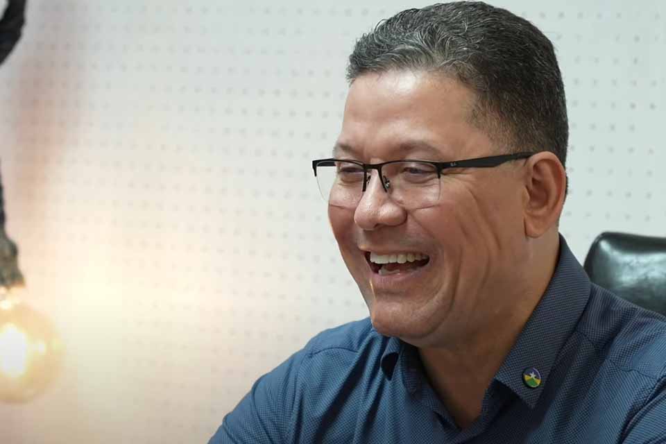 Em tom descontraído, governador de Rondônia reafirma promessa de entrega de hospital em Porto Velho