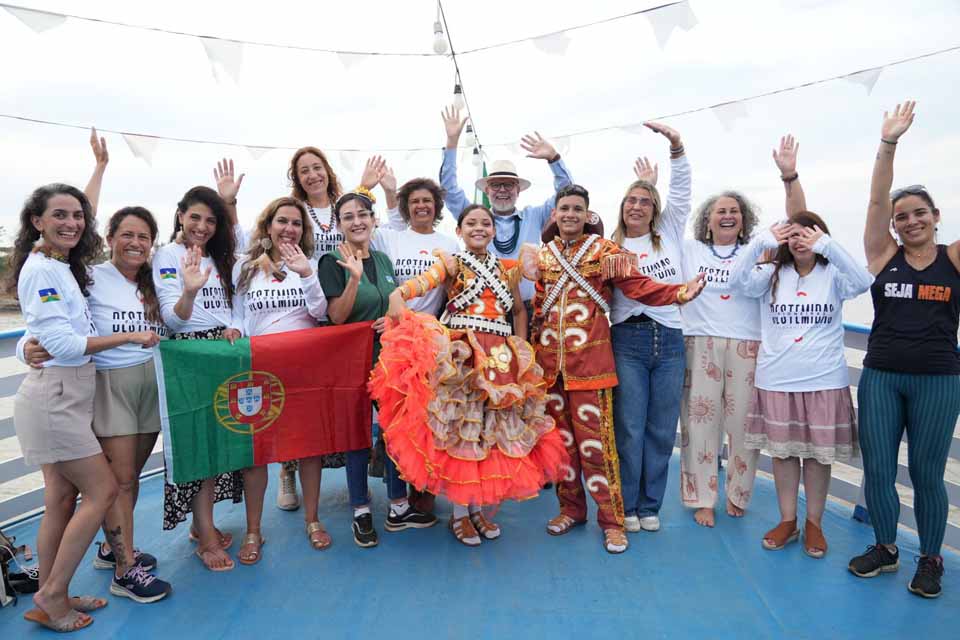 Turistas portuguesas concluem roteiro em Porto Velho com passeio de barco pelo rio Madeira