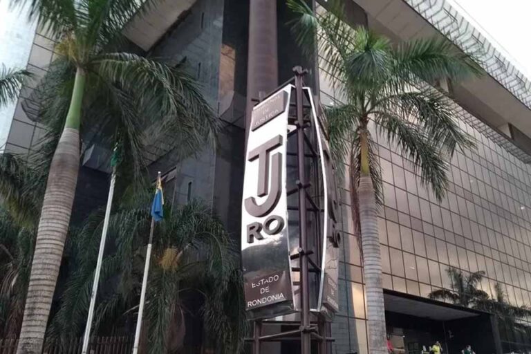 Professora é condenada a devolver R$ 29 mil aos cofres públicos por uso de diploma falso em Rondônia