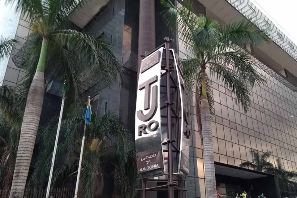 Professora é condenada a devolver R$ 29 mil aos cofres públicos por uso de diploma falso em Rondônia