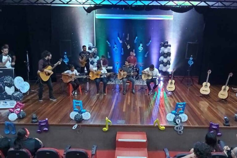 Alunos do Som na Leste realizam recital de encerramento no Teatro Banzeiros