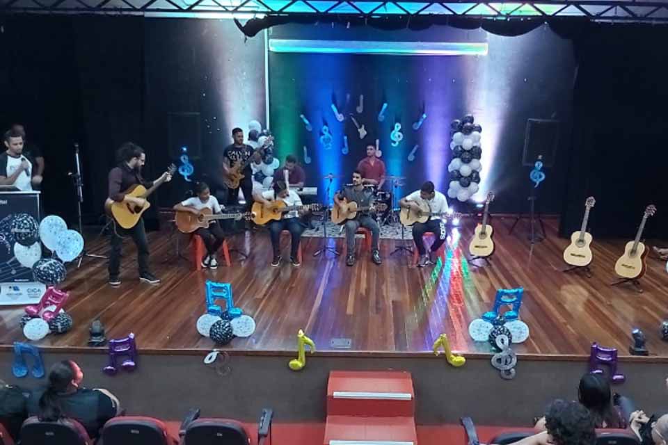 Alunos do Som na Leste realizam recital de encerramento no Teatro Banzeiros