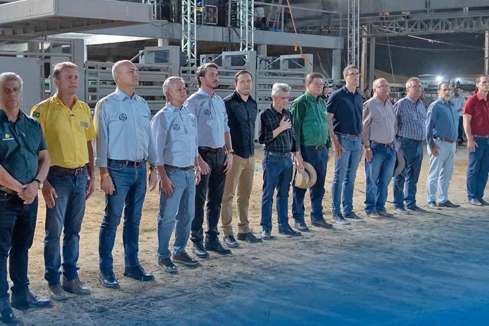 Deputado Luizinho Goebel participa do segundo dia da Sicoob Agroshow 2025